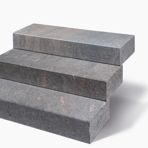 blockstufen-astra-satiniert-violett-gewolkt-indien-gneis