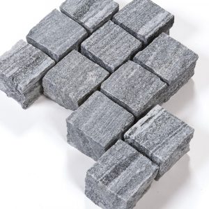 pflastersteine-biasca-ambiente-geflammt-silbergrau-liniert-china-gneis