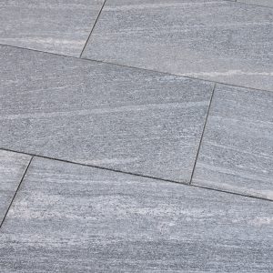 terrassenplatten-biasca-satiniert-silbergrau-liniert-china-gneis