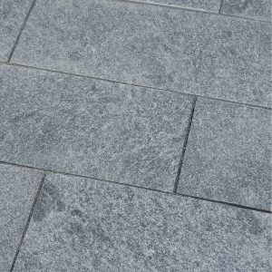 terrassenplatten-maggia-spaltrau-dunkel-hellgrau-schweiz-gneis