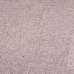 terrassenplatten-zora-exacta-geflammt-rotlich-grau-feinkornig-china-granit